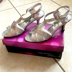 NWT Easy Street Alive 5 Womens Evening Heels Size 9